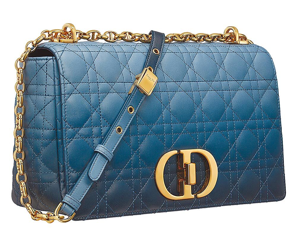 Dior Caro 漸層藍籐格紋小羊皮大型鏈帶包，15萬5000元。（DIOR提供）