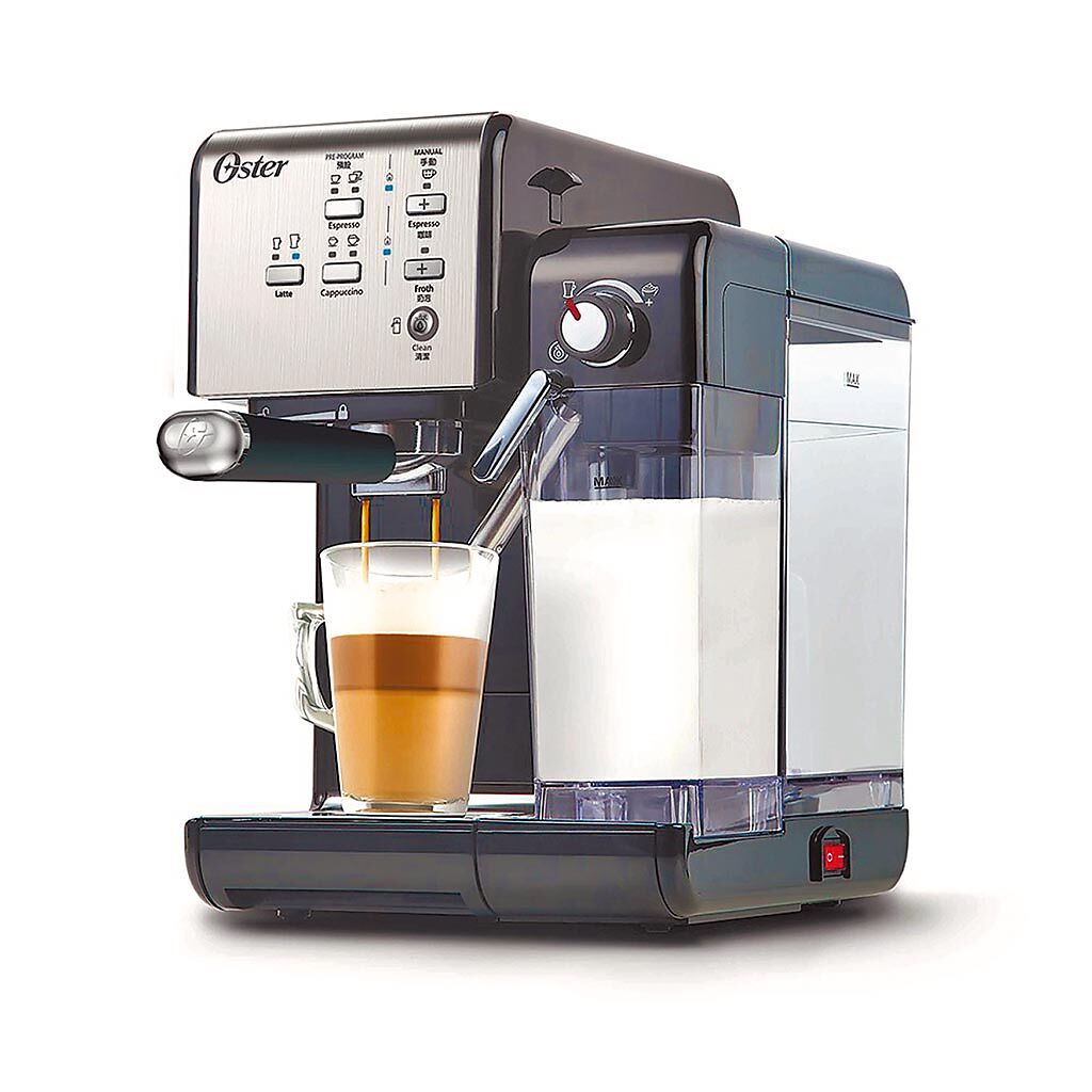 遠傳friDay購物的美國OSTER 5+隨享咖啡機（義式+膠囊）經典銀，送紐約都會經典快煮壺，原價1萬8000元，特價1萬900元。（遠傳friDay購物提供）