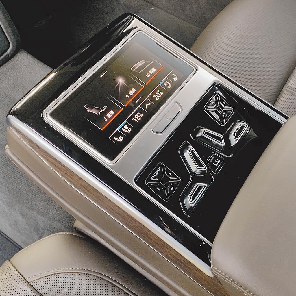 豪華旗艦靚品看這裡A8 L 55 TFSI quattro Premium後座配有5.7吋OLED顯示螢幕的智聯控制平板。（陳大任攝）