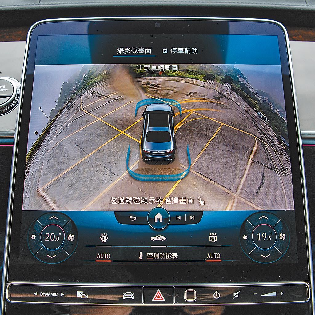 智能停車輔助含360度環景攝影系統可顯示行車路徑，並方便駕駛者掌握周邊路況，藍色「U」型為偵測範圍，會改變形狀提示駕駛。（陳大任攝）