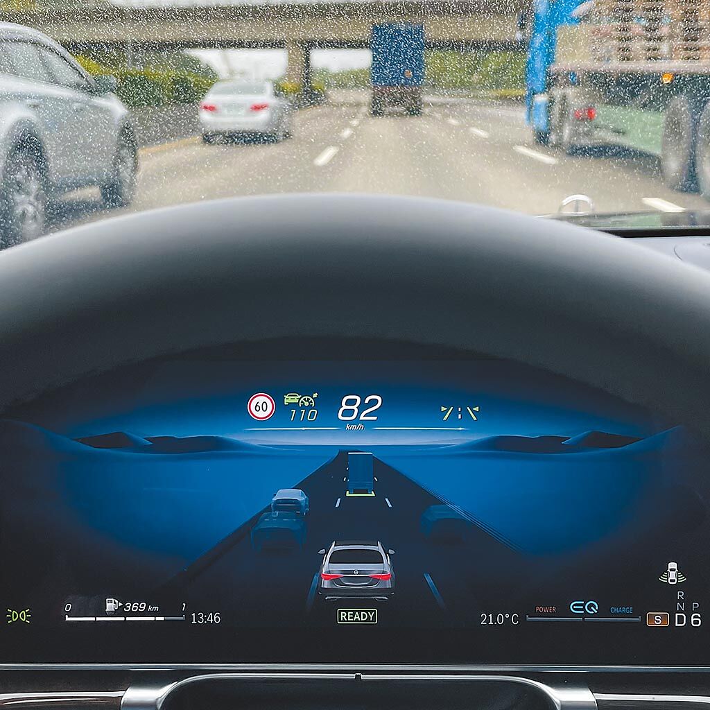 12.3吋儀表可顯示臨近車輛、提示與前車距離，背景圖也會隨進入隧道而改變。（陳大任攝）