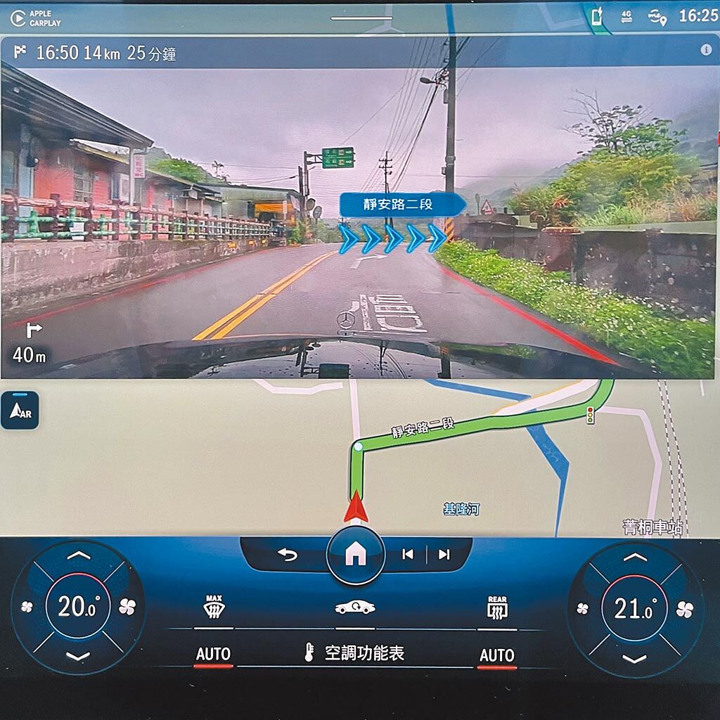 12.8吋中控螢幕在導航模式下，會以擴增實境（藍色魚骨）視覺效果指引路線。（陳大任攝）