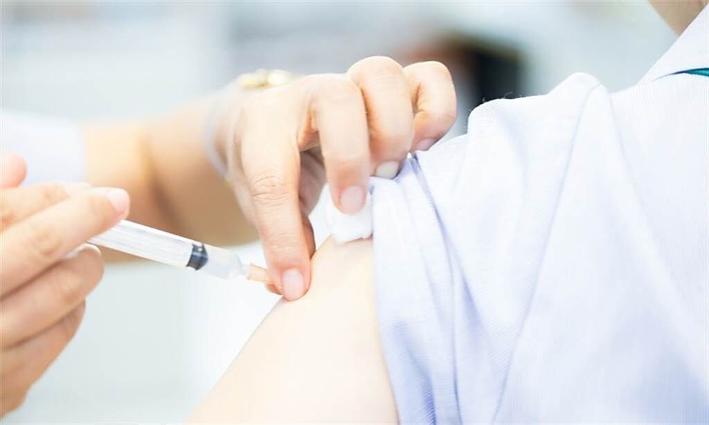 今起開始預約自費AZ疫苗接種，北部許多醫學中心湧現預約潮，台大醫院4月底前500多個名額在2小時搶光，台北馬偕醫院21至24日有近687人預約。（接種疫苗示意圖／Shutterstock)