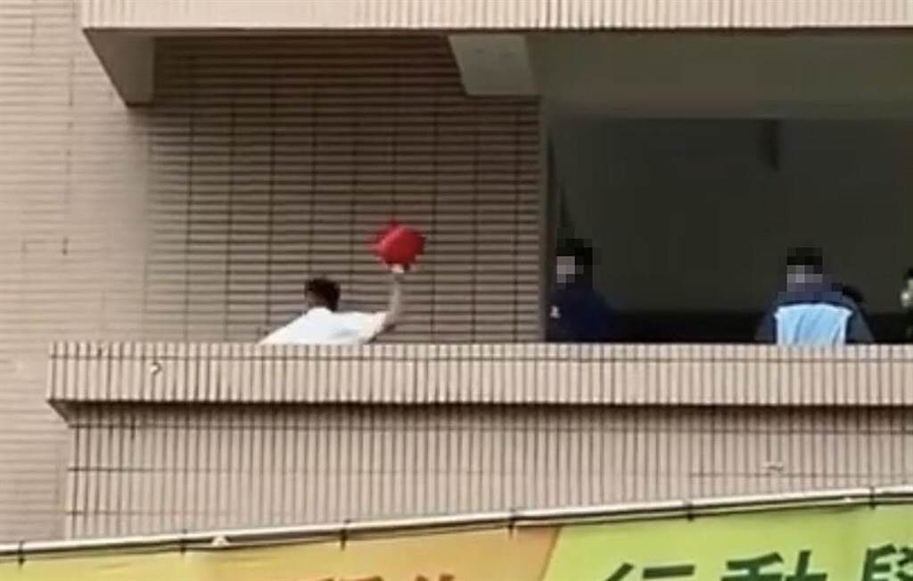 嶺東高中發生校園霸凌，1名學生被推到走廊角落，穿著白上衣的男同學對他猛揮拳，還拿起1只紅水桶用力猛砸。（圖／翻攝自爆料公社）
