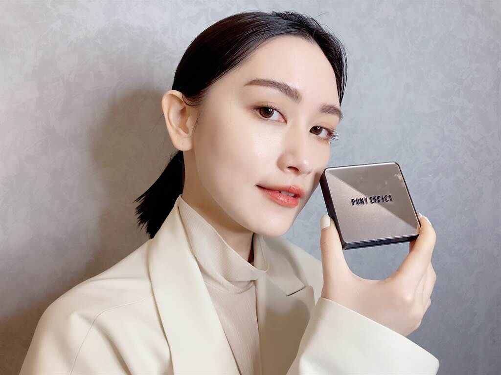 韓系品牌PONY EFFECT全新推出「超進化無重力氣墊粉餅」。（邱映慈攝）