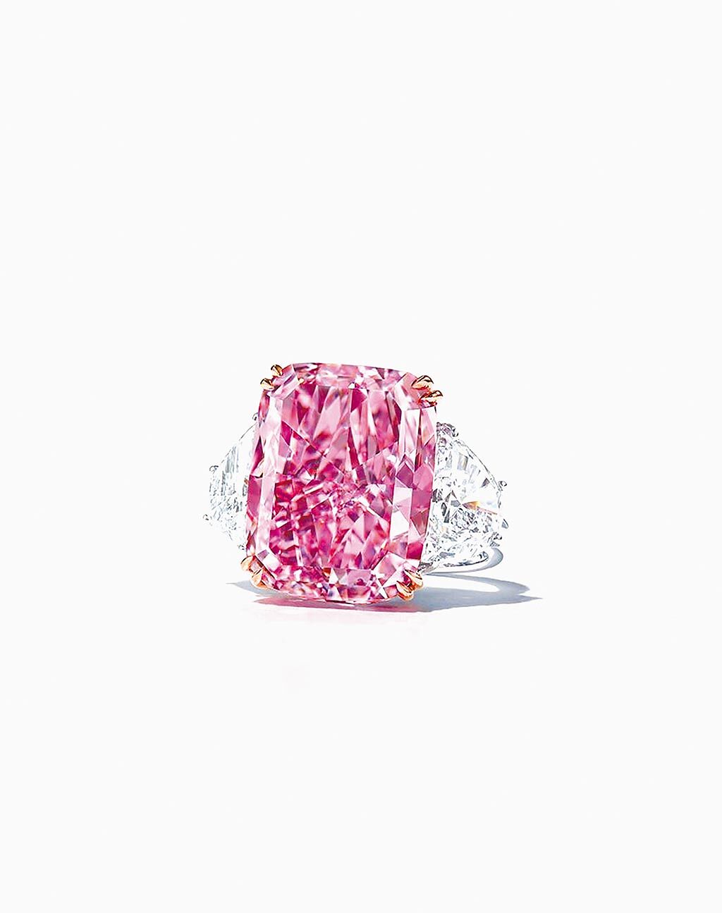 佳士得珠寶領拍作品為重達15.81克拉的《The Sakura Diamond》豔彩紫粉紅色TYPE llA鑽石，估價為1.95億至3億港幣。（Christie’s提供）