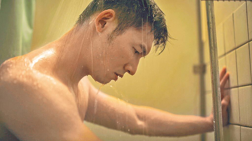 溫昇豪在戲中赤裸上半身淋浴。（公共電視、myVideo提供）