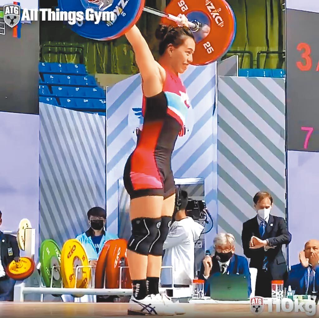 郭婞淳19日在亞洲舉重錦標賽女子59公斤級抓舉項目中，以破世界紀錄的110公斤摘金。（摘自國際舉重總會官方推特）
