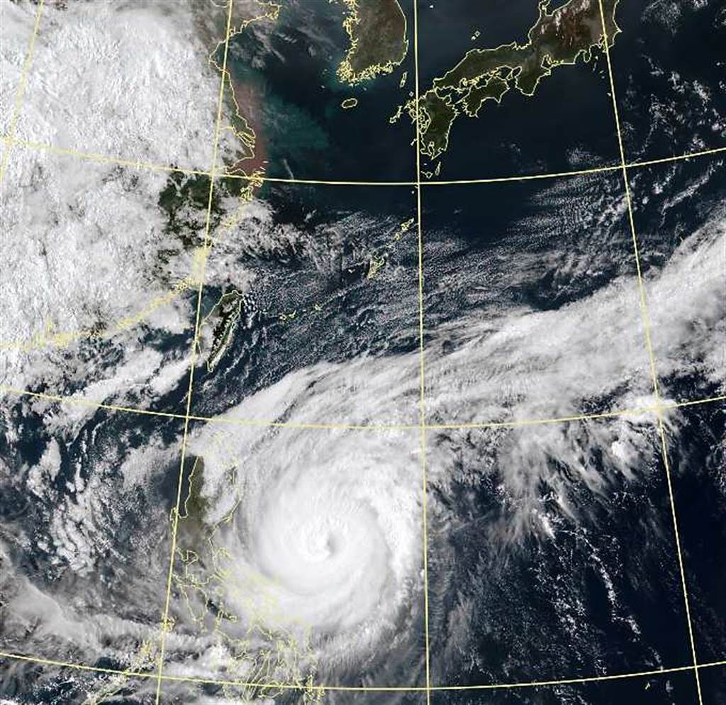 颱風周四離台最近，周末大陸南方雲系移入，周日至下周一有機會全台降雨 ，彭啟明表示，這將是四月雨最多的一次。圖為衛星雲圖。(翻攝自 氣象局)
