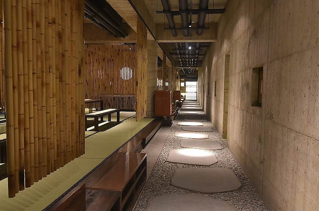 台中〈飛花落院〉一樓用餐區，設計師利用竹子打造「軟隔間」，為客人保留私密性。（圖／姚舜）