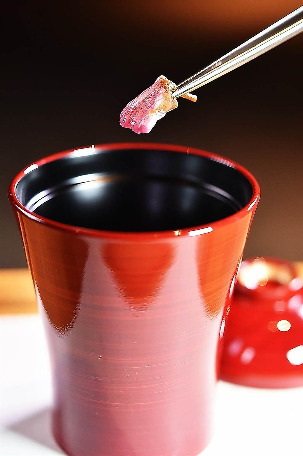 〈飛花落院〉的菜單是以「會席料理」架構傳遞日料美學，這個季節第一道為用櫻花漬沖泡的〈櫻茶〉。（圖／姚舜）