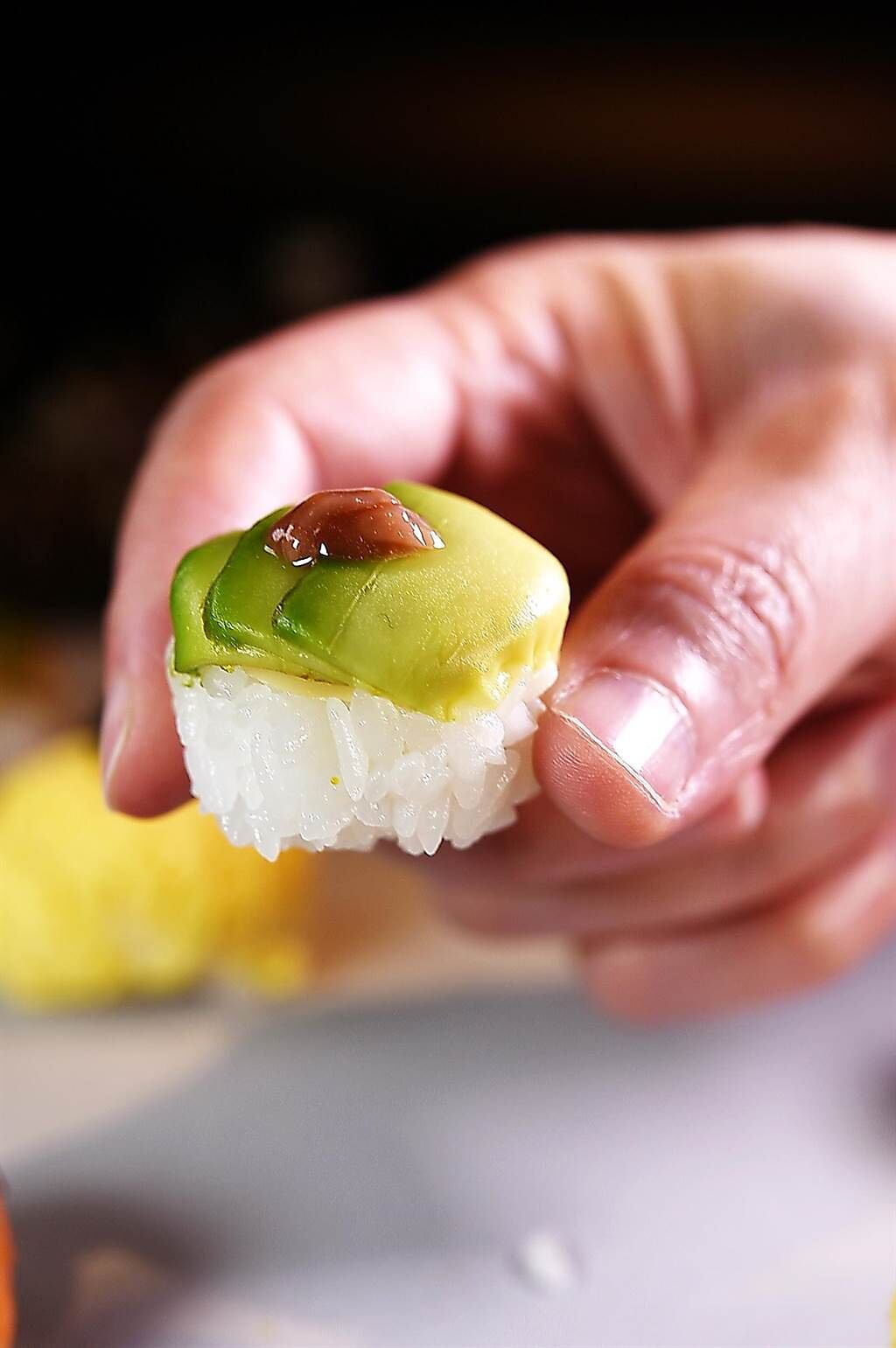 〈酒盜酪梨手毬壽司〉是用「鹽辛」提味，鹹鮮回甘搭配酪梨。（圖／姚舜）