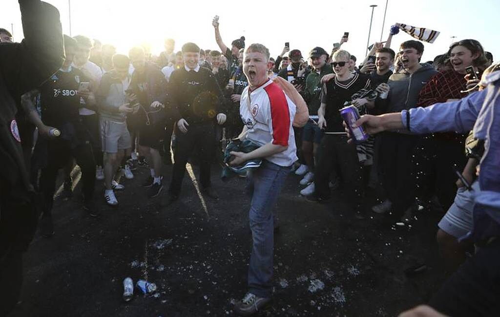 英格蘭球迷不滿超級聯賽成立，群聚上街抗議。（美聯社）