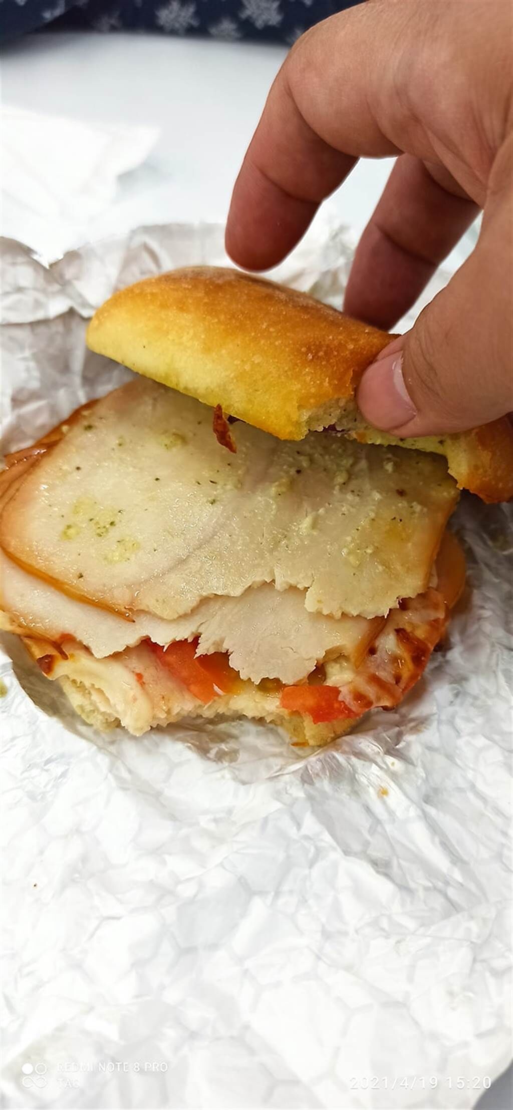 一名網友表示，她在好市多買雞肉青醬三明治，因為又鹹又硬，才吃一口就吃不下去。(翻攝自 Costco好市多 商品經驗老實說)