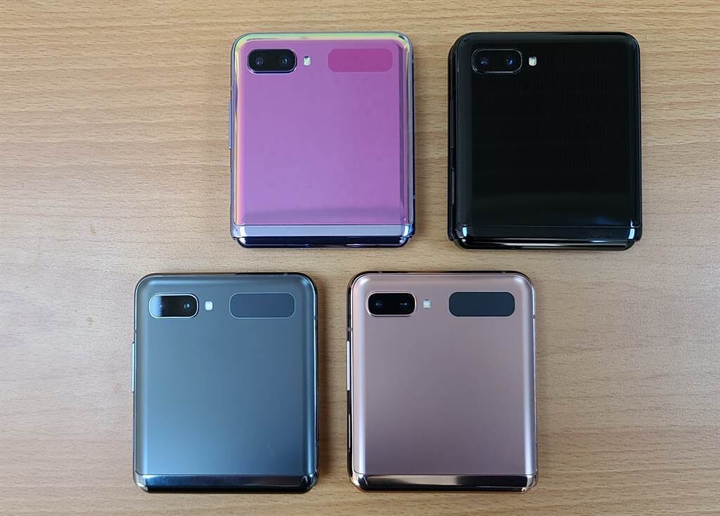 三星Galaxy Z Flip 5G 與4G版本（黑、紫）對比。（黃慧雯攝）