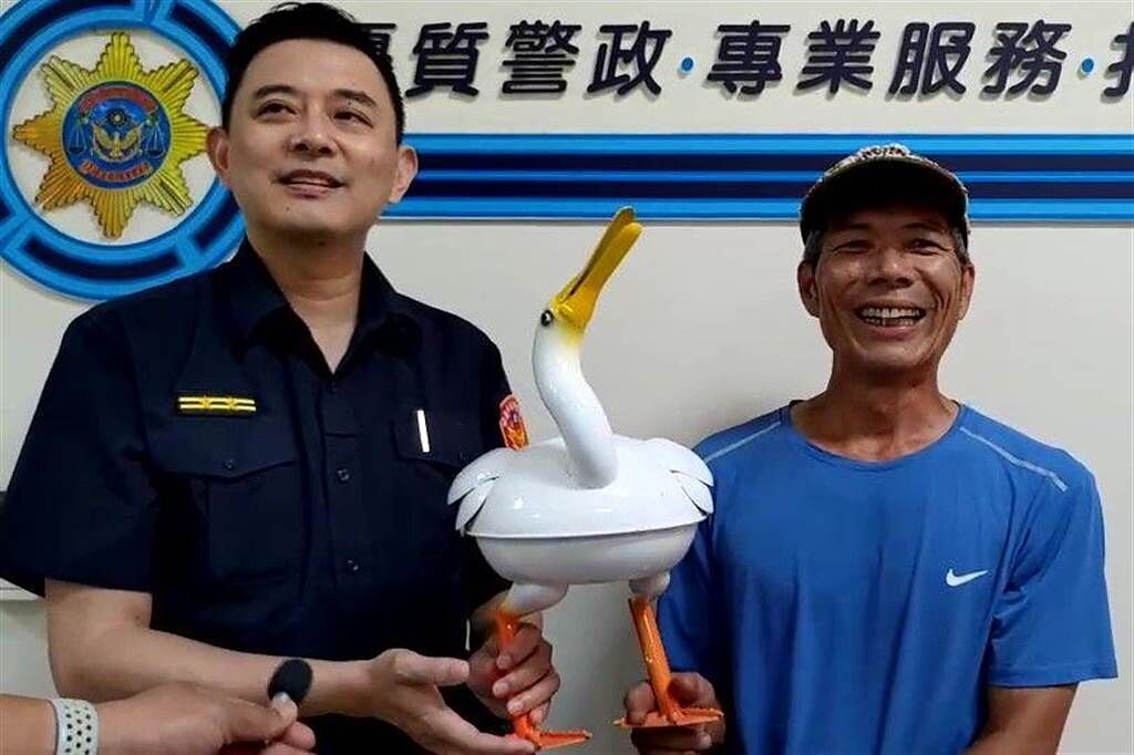嘉義市北興派出所長林韋廷送還鴨，賴銘傳笑說「警察帶它回家來了真好，很讚！」（廖素慧攝）