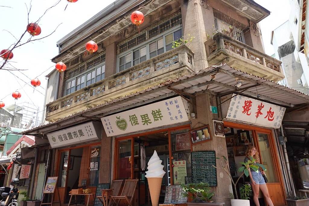 台南市中山路上「旭峯號」逾80年歷史，老房外觀、經典招牌保留完整，近年成拍照打卡夯點。(照片/游定剛 拍攝)