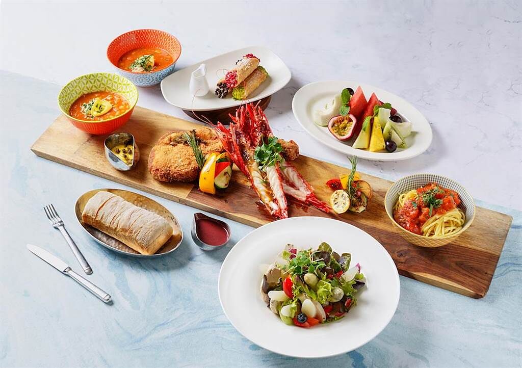 Ziga Zaga義大利餐廳的「巨無霸戰斧豬排火拼地中海紅蝦」5道式豪華雙人大餐。（台北君悅酒店提供）