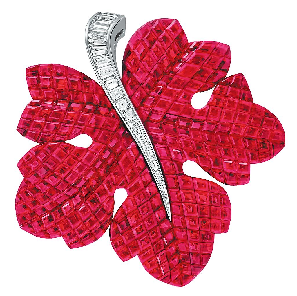 梵克雅寶Feuille de Vigne胸針，隱密式鑲嵌紅寶石、鑽石，3380萬元。（Van Cleef & Arpels提供）