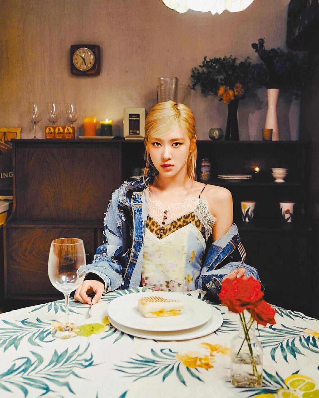 Blackpink Rose在個人單曲MV預告中，身穿BLUMARINE春夏豹紋花卉蕾絲拼接上衣搭配牛仔外套獨自用餐，散發慵懶氛圍。（翻攝自IG）