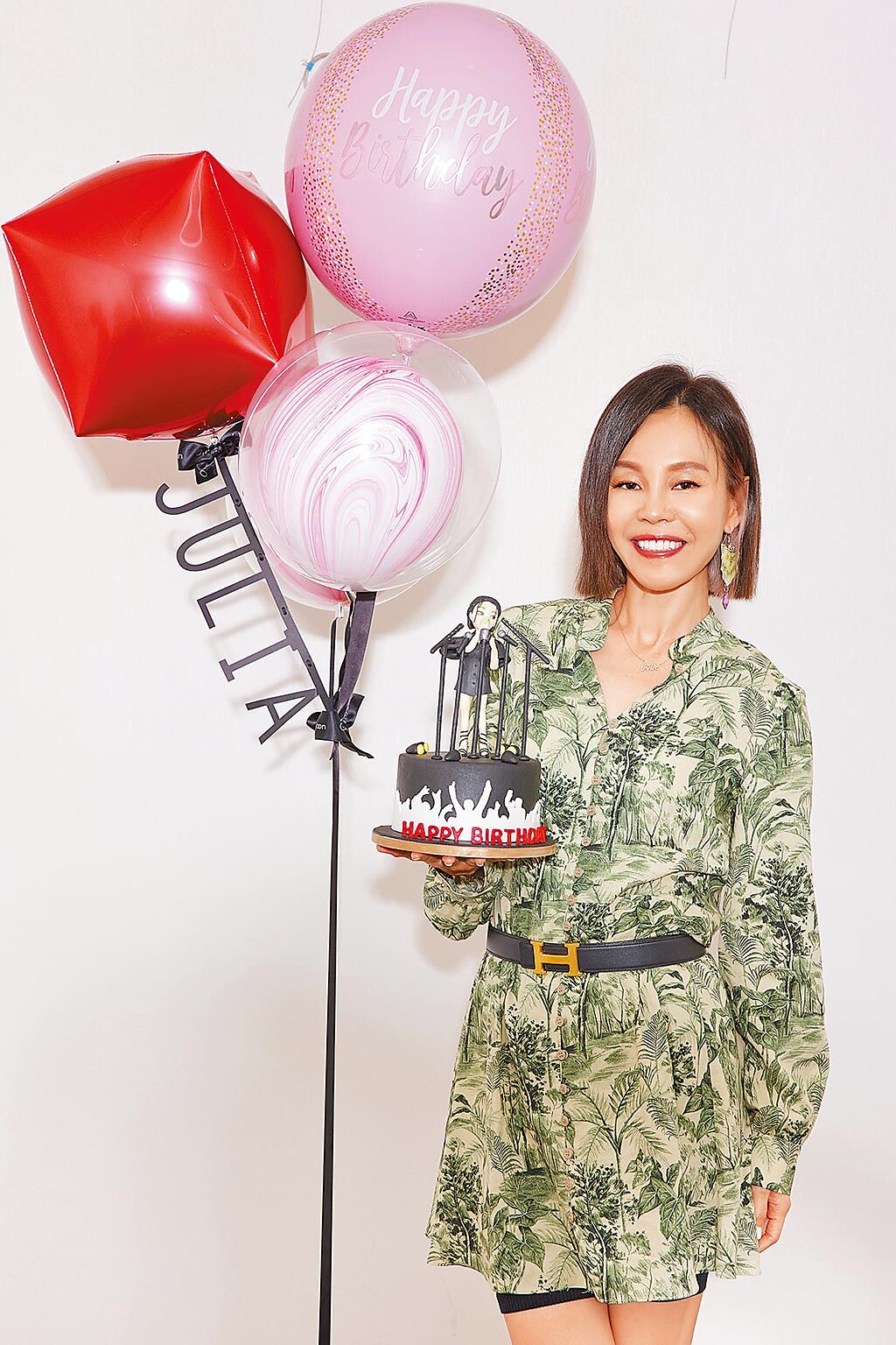 彭佳慧昨歡慶49歲生日，同事送上蛋糕祝賀。（索尼音樂提供）