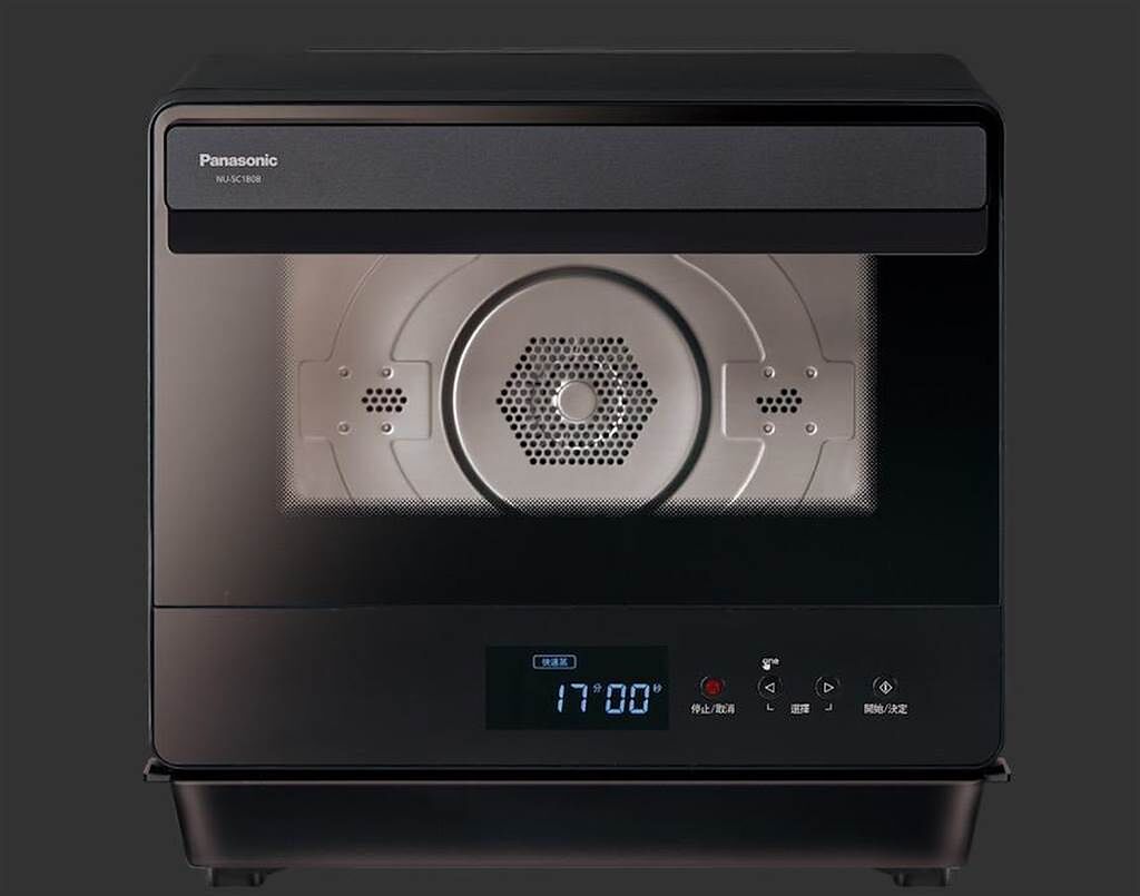 Panasonic蒸氣烘烤爐NU-SC180B，5月31日前加碼送500元7-11商品卡、8月17日前買就送G&W日式10件餐具組。（Panasonic提供）