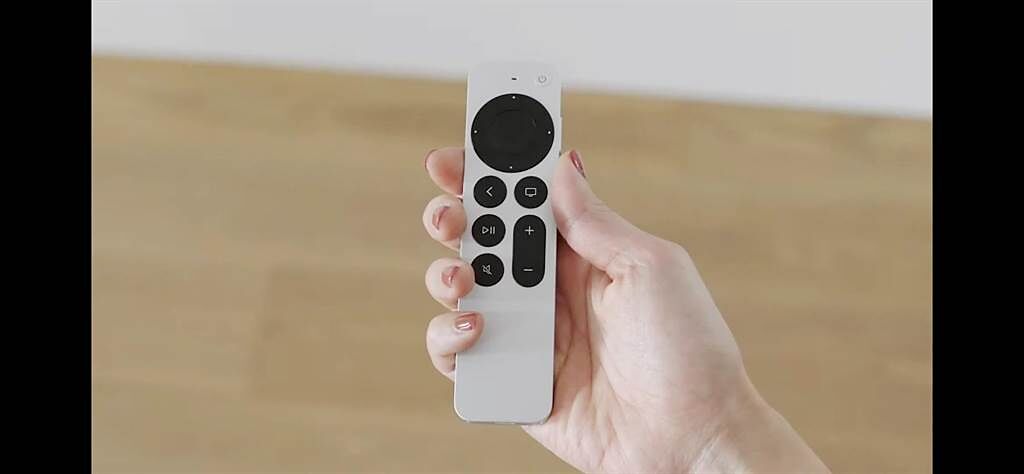 蘋果全新的一體成型、鋁製設計的Siri Remote遙控器，可以外圈支援直覺的圓圈手勢，以快速尋找影片中想看的畫面，同時還有控制電視開關的電源鍵，以及控制聲音的靜音鍵，更支援Siri輕鬆操控。（翻攝直播畫面）