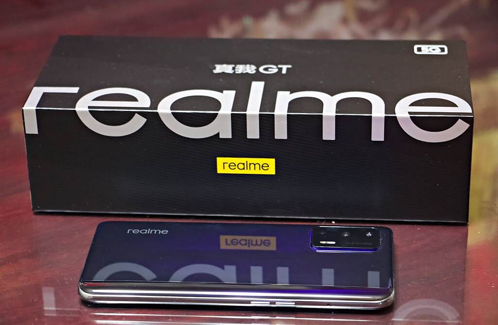 realme GT陸版包裝盒與手機。（黃慧雯攝）