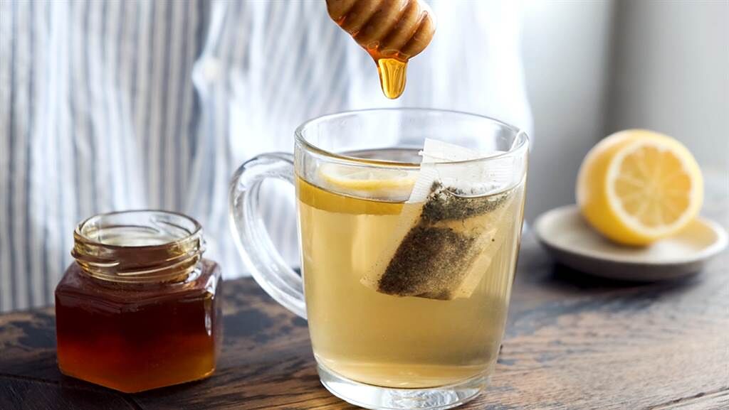 網傳蜂蜜、茶葉同飲恐釀血栓，營養師稱是無稽之談。（圖／Shutterstock）