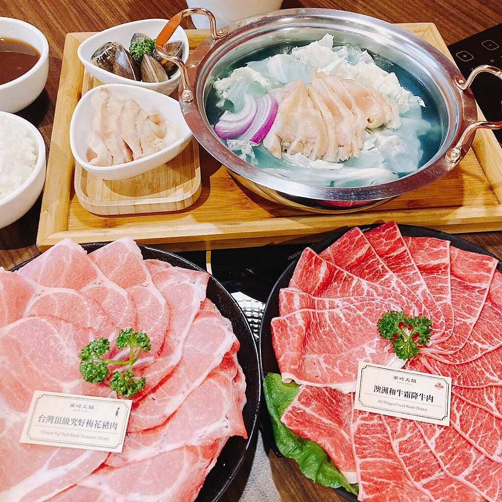 藍眼淚雞湯鍋套餐中包含台灣最頂級的氣冷雞腿排，附贈菜盤、蛤蜊與附餐各一份。（邱映慈攝）