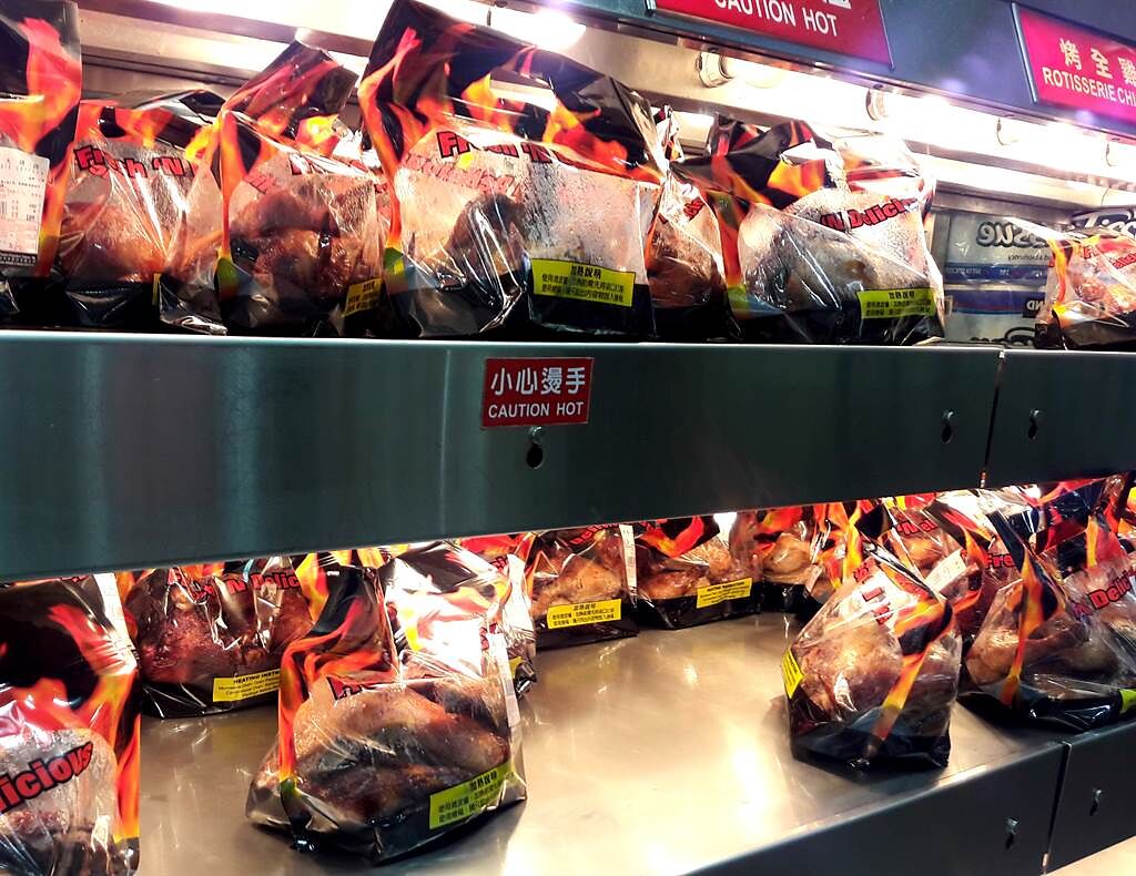 好市多場內販售的熱騰騰烤雞是好市多的特色美食，不少人民眾都會隨手放進推車。(示意圖/Shutterstock)