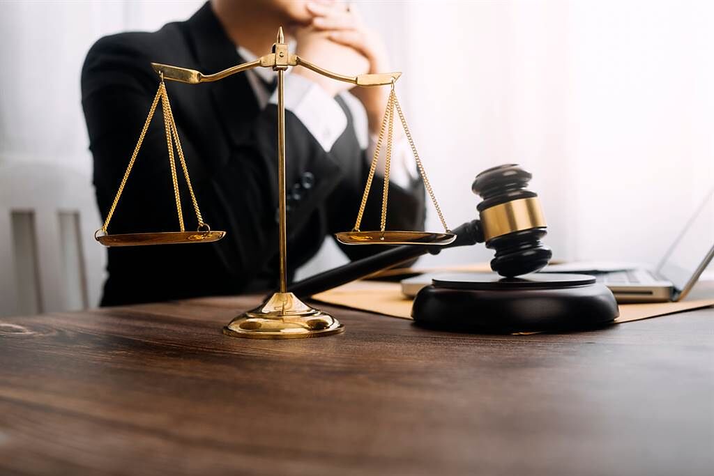 律師執照考試幾乎是所有法律系學生必經的門檻，「讀法律系，還沒考過國考，等於你什麼也不能開始。」(示意圖/Shutterstock)