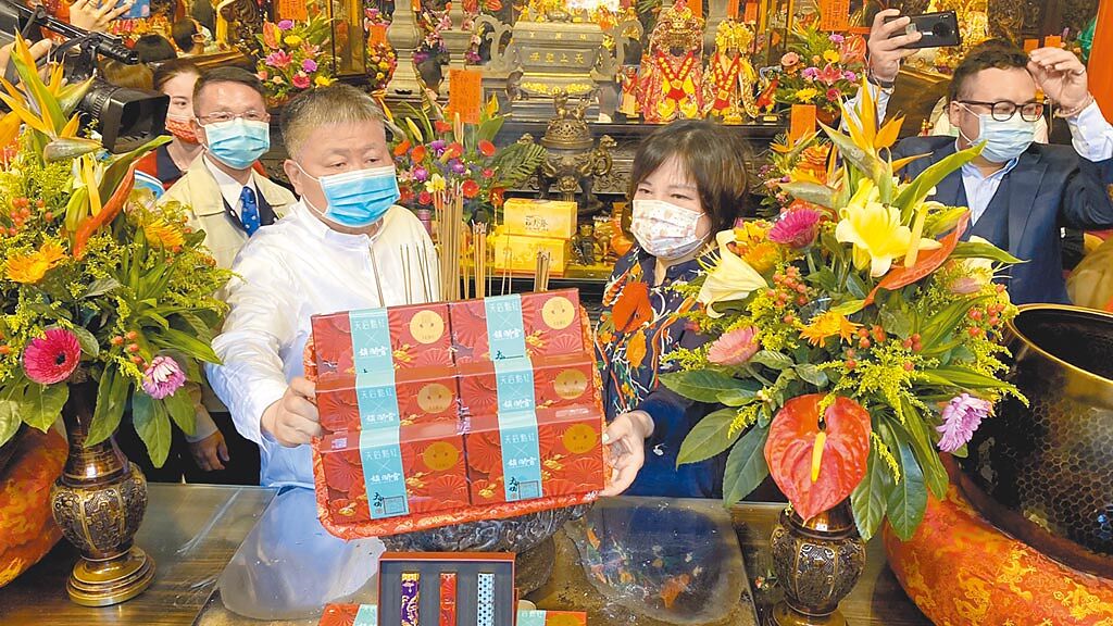 鎮瀾宮董事長顏清標（左）、太陽星總經理林淑黛進行「天后點紅唇膏禮盒」過爐儀式。（王文吉攝）