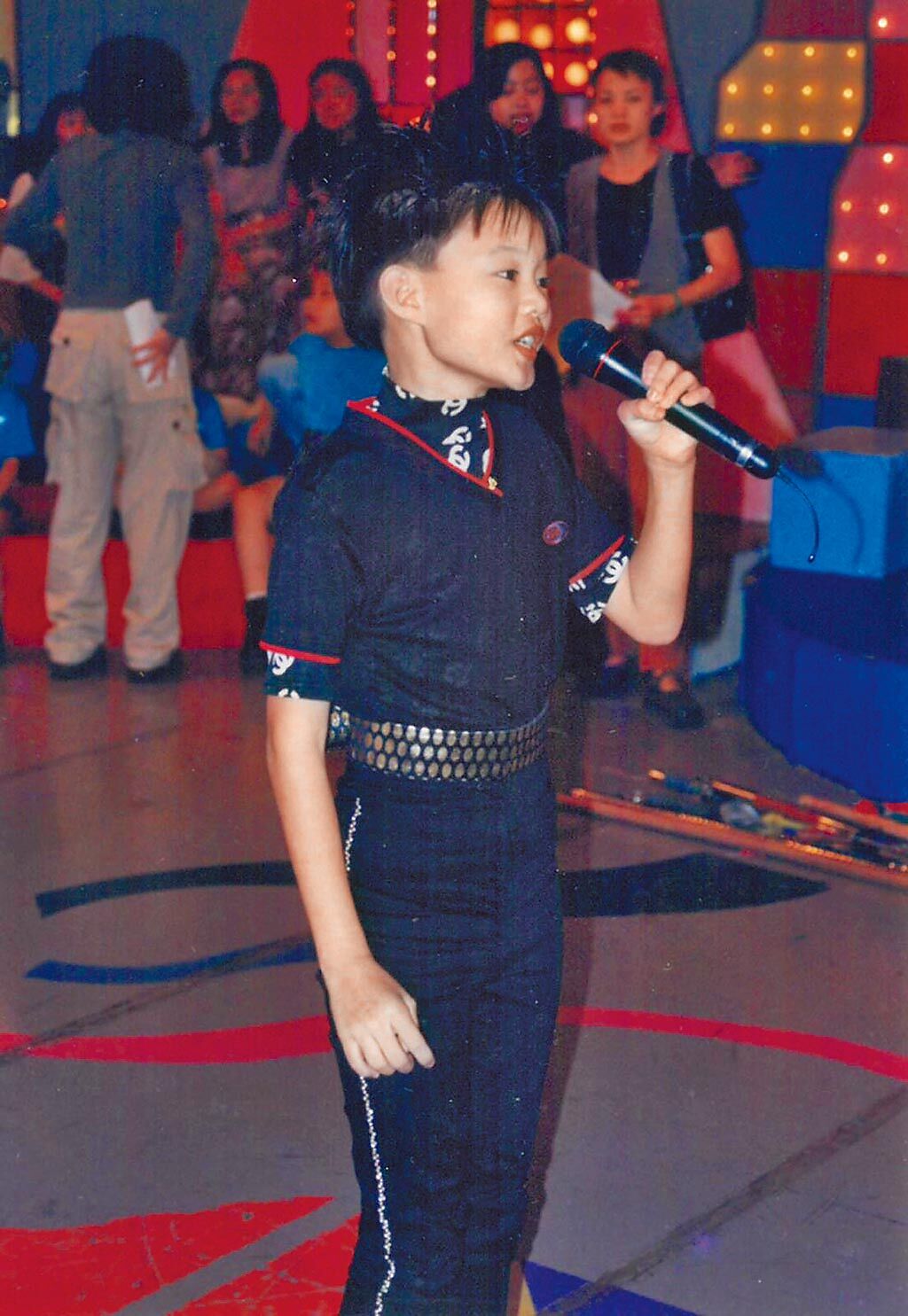 許富凱小時候曾參加許多歌唱比賽，歌藝頗佳。（凱聲影藝提供）