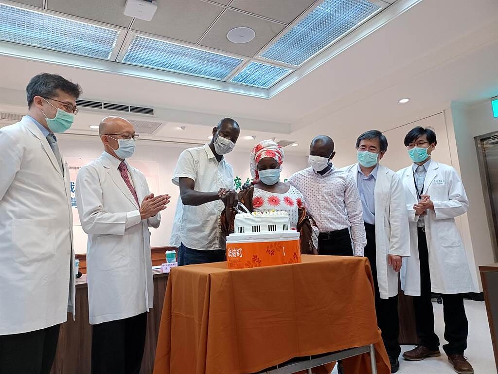 長庚醫療團隊為傑先生切蛋糕，慶祝傑先生重獲新生。（林周義攝）