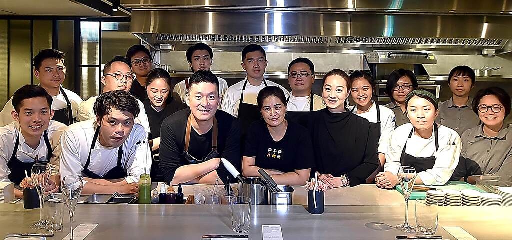 台北米其林一星餐廳〈impromptu〉主廚Paul李皞說，餐廳菜單定期推陳出新，讓廚藝團隊愈來愈成熟了。（圖／姚舜）