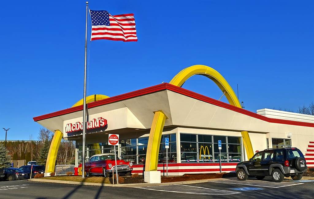 美國佛州一間麥當勞為了招聘新員工，竟開出「只要面試就能拿走50美金」的獎勵。(示意圖非當事店家/達志影像)