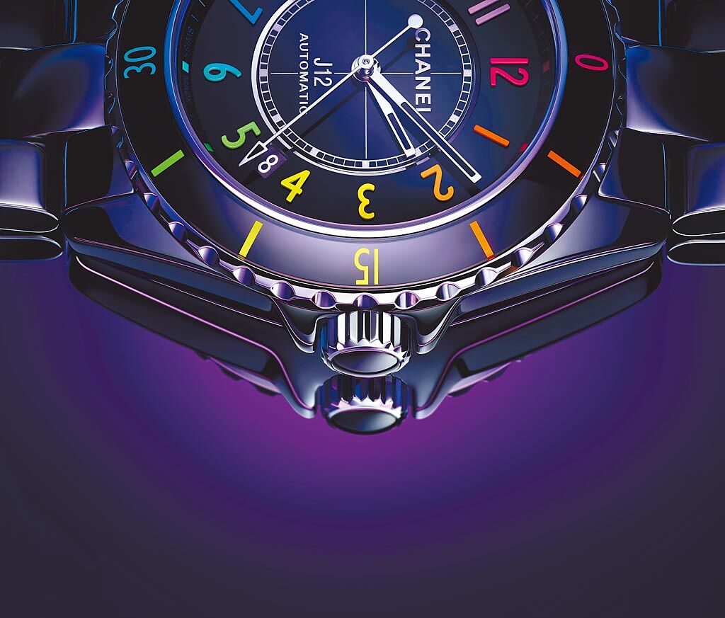 香奈兒J12 Electro精密陶瓷精鋼腕表，融入電音迷幻元素。（香奈兒提供）