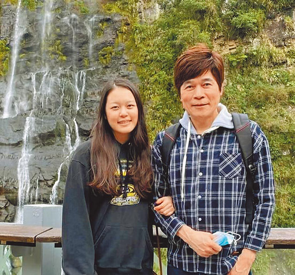 洪榮宏（右）近來常與小女兒遊山玩水。（摘自臉書）