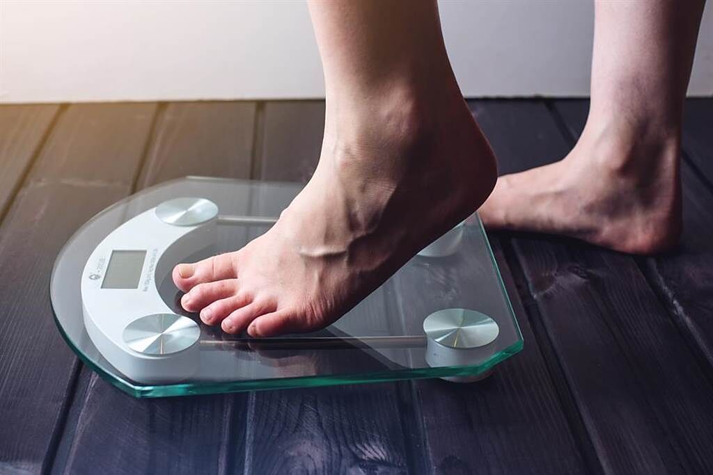 早晚量體重落差逾2公斤 醫：這可不是好事。(示意圖/Shutterstock)