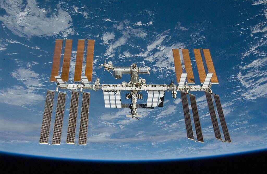 俄國副總理尤里·鮑里索夫（Yuri Borisov）在星期日的電視採訪中表示，俄羅斯將從2025年1月完全退出國際太空站（ISS）計畫，然後建立自己的太空站。(圖/NASA)

