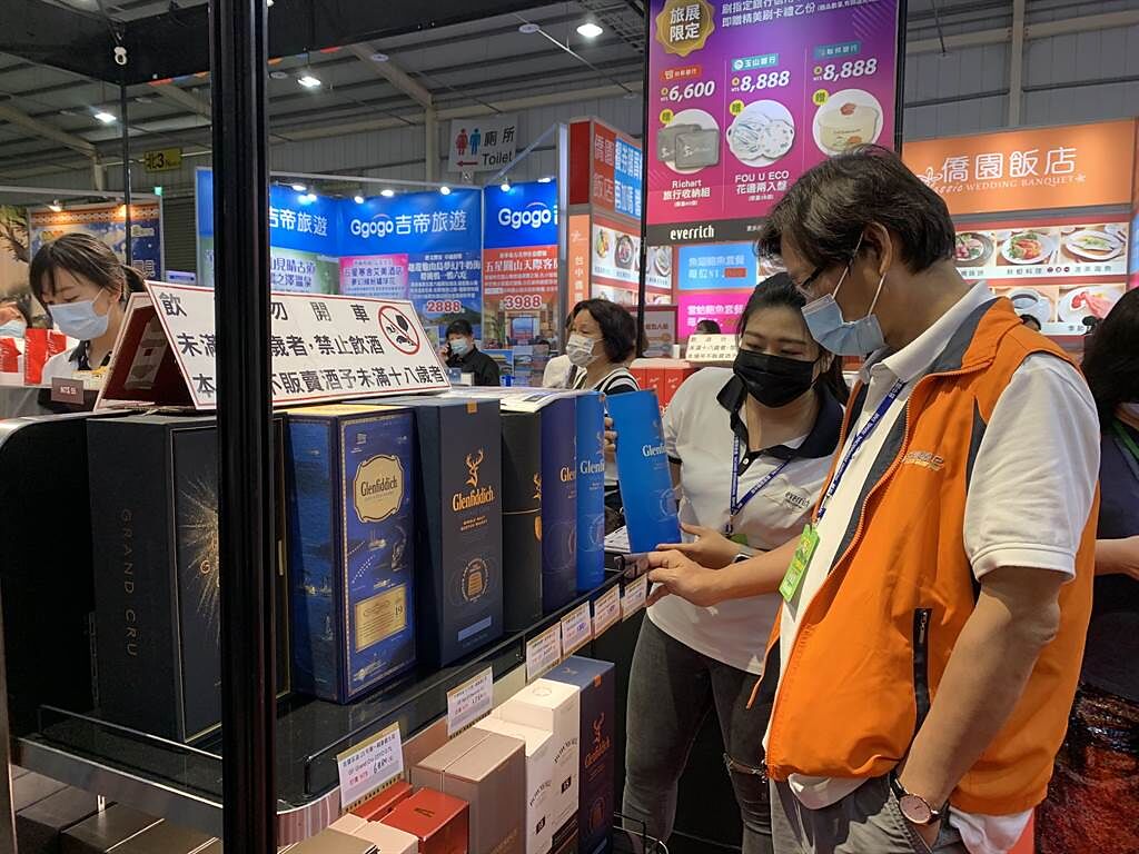 昇恆昌免稅商店首次進駐台中旅展，吸引不少民眾採購。(林欣儀攝)