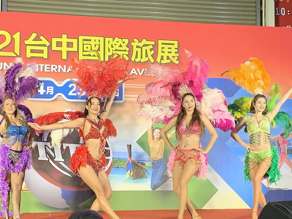 2021台中國際旅展23日起熱鬧開展，以熱情森巴舞揭開序幕。(林欣儀攝)