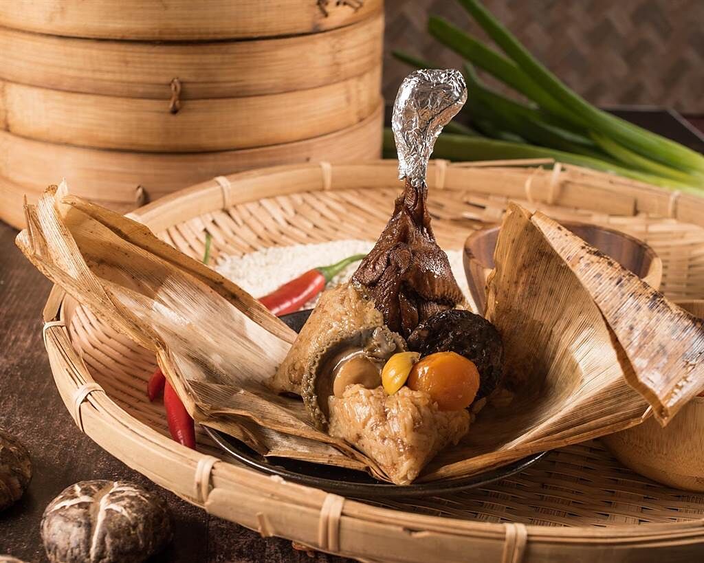 台北六福萬怡酒店的粵亮廣式料理主廚親製，整隻豪野鴨功夫腿霸氣入粽。（六福提供）