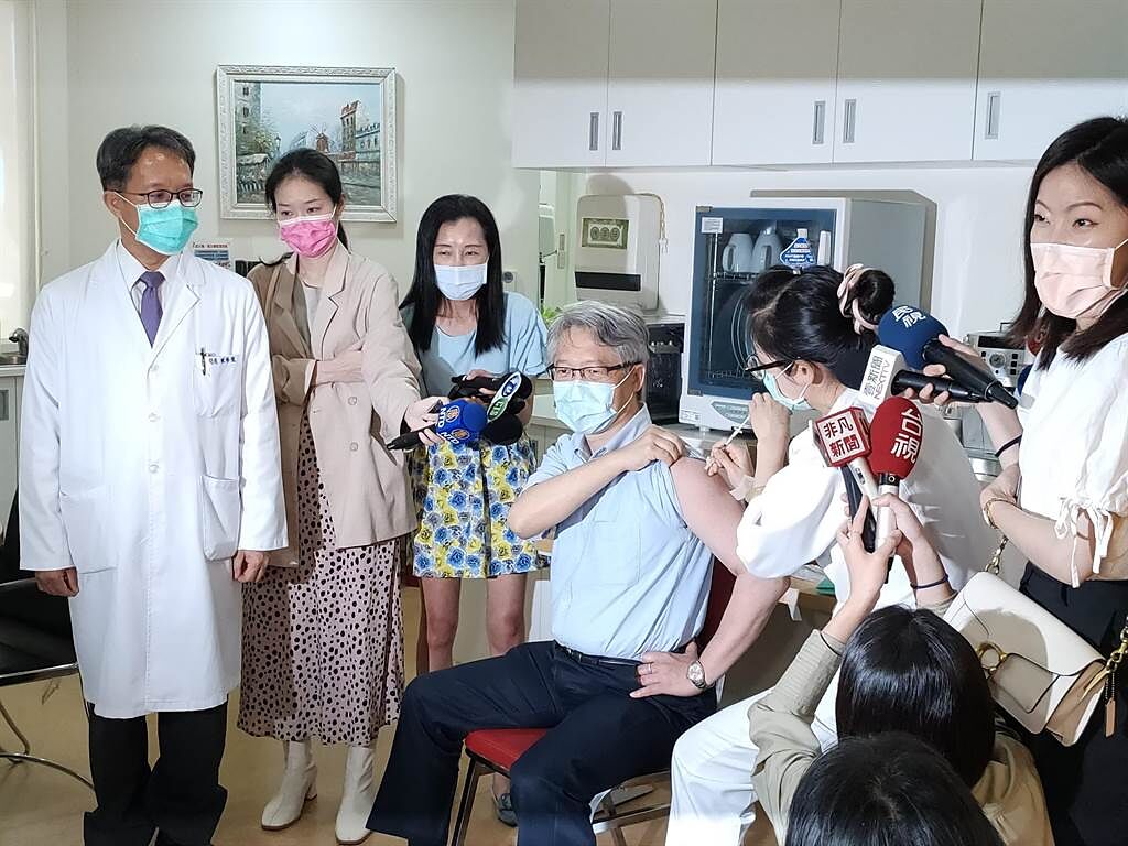 中研院院長廖俊智今(23)日下午前往聯合醫院忠孝院區，接受公費施打AZ疫苗，以行動帶頭做示範。(李侑珊攝)