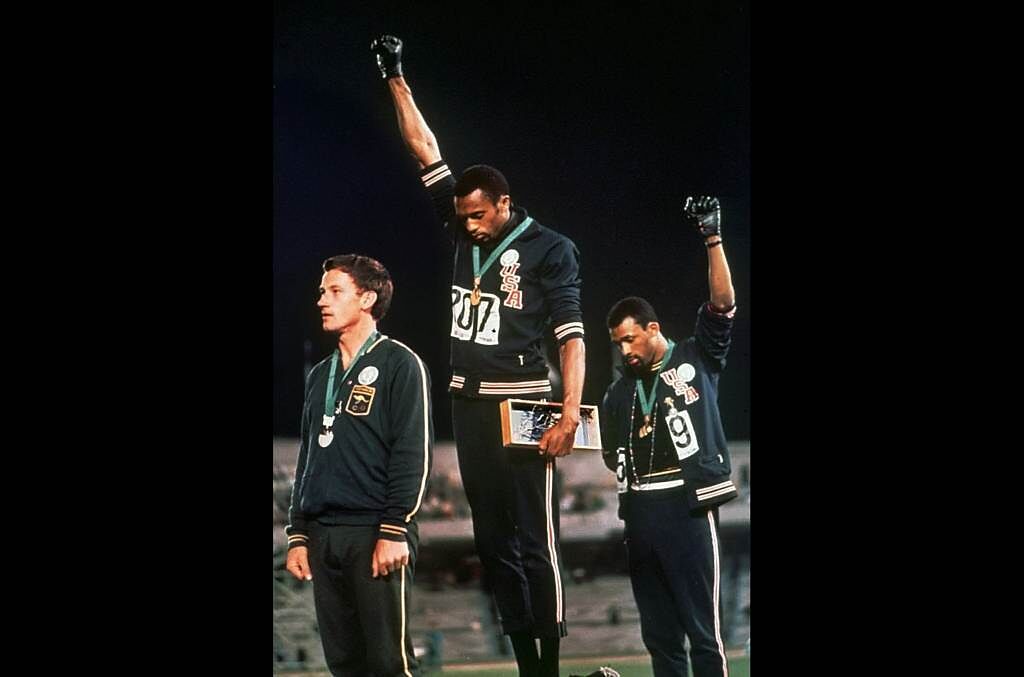 1968年墨西哥奧運，美國黑人選手在頒獎台上握拳和平陳抗。（美聯社資料照）