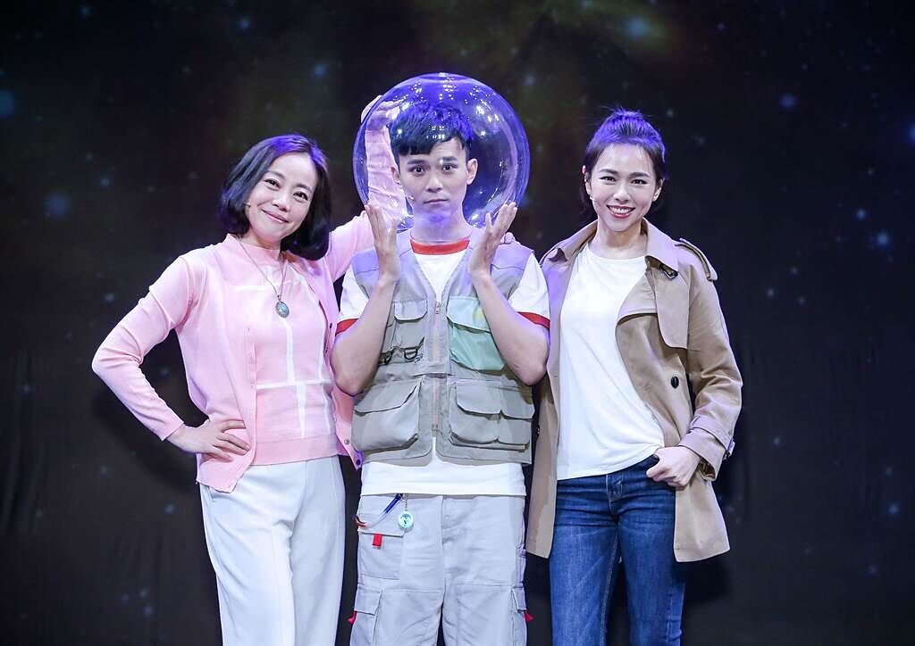 范瑞君（左起）在舞台劇《Space Boy》星空男孩飾演呂名堯、夏于喬的媽媽。（羅永銘攝）