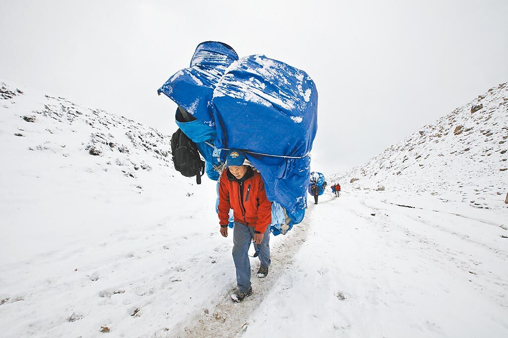 珠穆朗瑪峰傳出登山客、雪巴嚮導雙雙確診新冠肺炎，對仰賴登山旅遊的尼泊爾來說，無疑是重大打擊。珠峰春季登山季節，為每年3到5月。（美聯社）