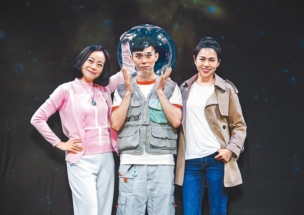 范瑞君（左起）在舞台劇《Space Boy星空男孩》飾演呂名堯、夏于喬的媽媽。（羅永銘攝）