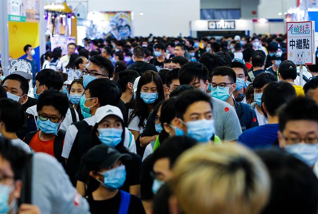 台灣昨日增1本土病例，對此有醫師擔憂表示，台灣人愈來愈鬆懈，恐會導致疫情爆發。（圖／示意圖，達志影像）